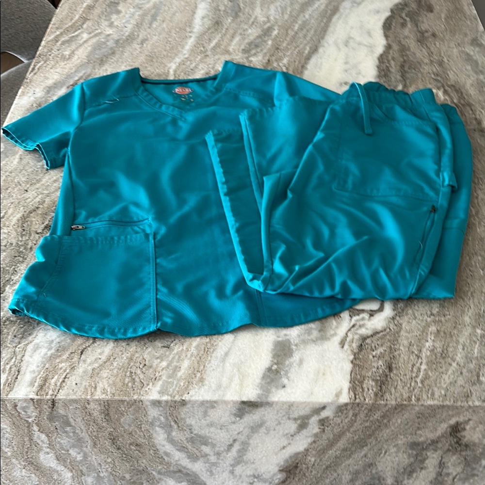 Dickies Balance Teal Scrub Set